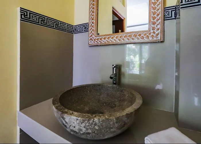 Big Stone House R4 - Premium Location, 6 Min Center - Shared Pool Guest house